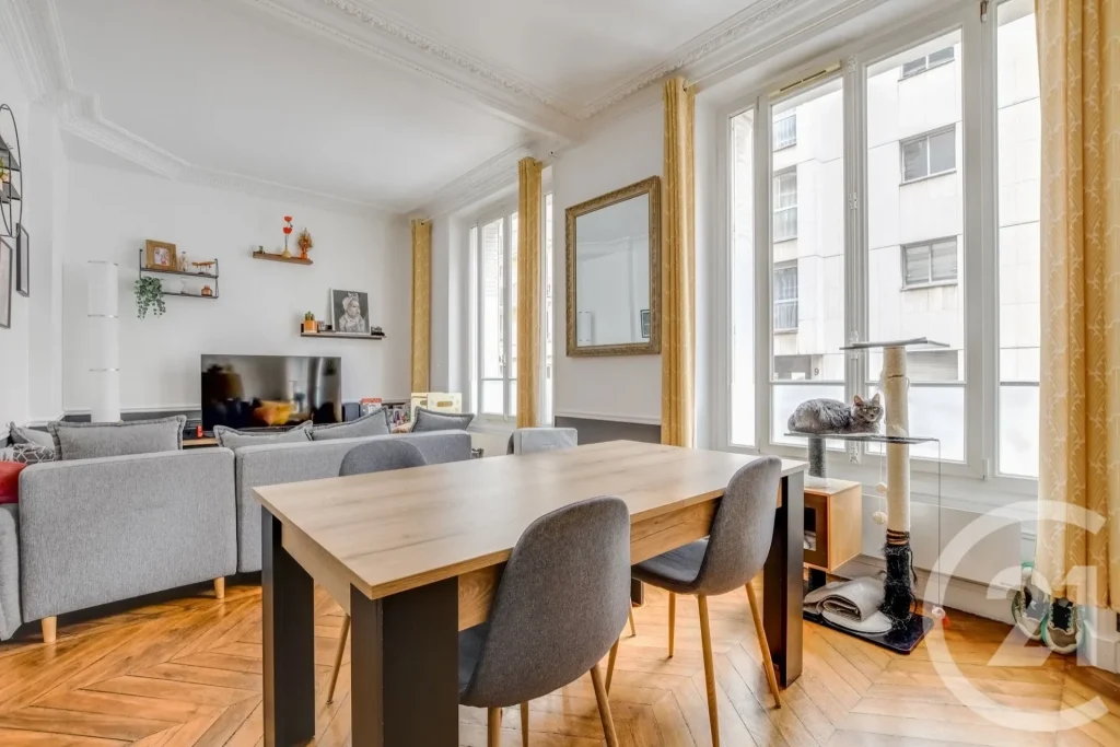 3 pièces avec charme de l&rsquo;ancien, 3,07 m sous plafond, sur rue et cour