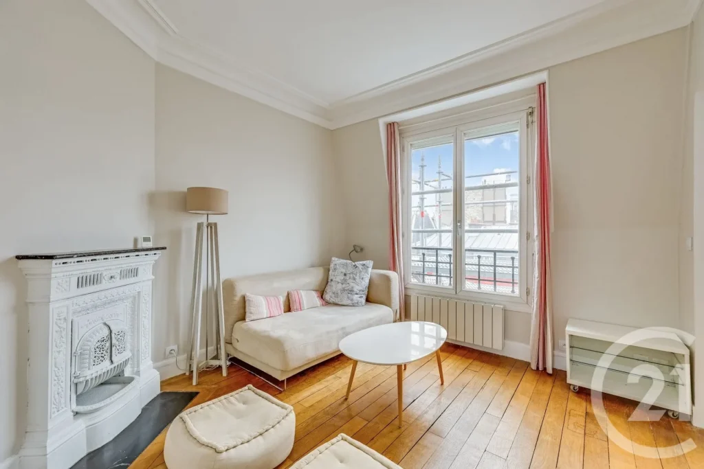 T2 avec cheminée et vue Tour Eiffel, 7e étage avec ascenseur