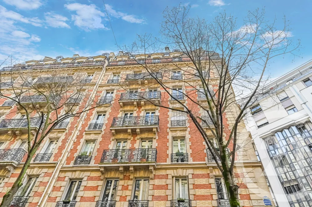 Studio traversant, vue dégagée sur les toits