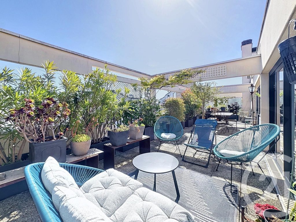 Appartement 2 pièces rénové, terrasse arborée 45 m², dernier étage – Paris 18e