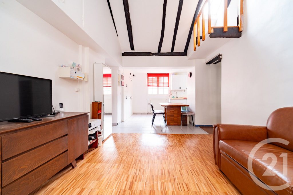 Appartement 3 pièces traversant, dernier étage – Cœur du Marais